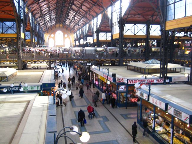 昼食後移動。<br />ブダペスト中央市場です。かっこいいー。<br />パプリカパウダーのお土産を買いました。<br />２階におみやげも売っています。可愛いのがたくさん。<br />レースのキャンディー入れがすごく可愛くて<br />何個か買ってしまいました。<br /><br /><br />
