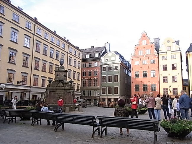 すでに団体旅行客が大広場に集まっていました。