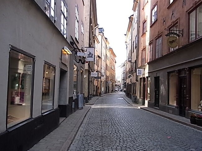 まだ観光客のいない御土産物店の通り