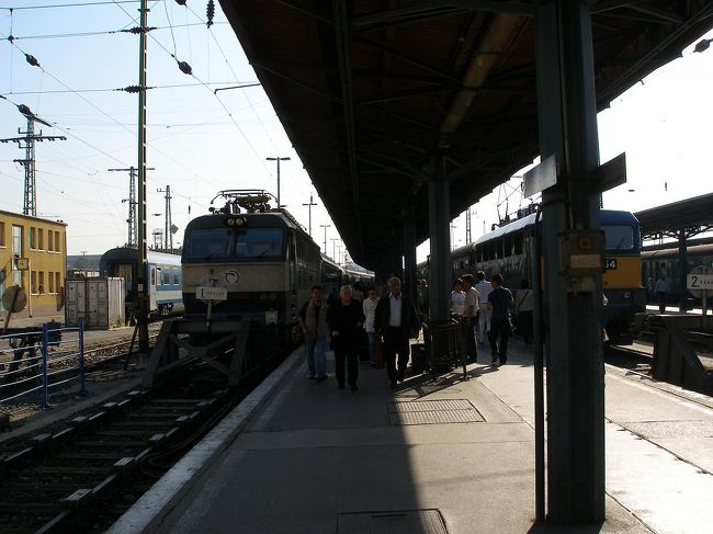 プラハ本駅から夜行列車で約８時間半。予定より約３０分遅れでブダペスト東駅に到着しました。途中で国境を越えるためパスポートなどのチェックでたたき起されたり、６人がけの個室に３人だったりと、やや窮屈な一夜でしたが、乗り合わせたもう一人は途中で降り、最後はゆったりと乗れました。ハンガリーに入った頃か、日の出前、明るくなりかける頃の晴れ渡った空がとてもきれいでした。