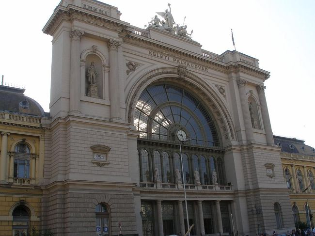 東駅で列車を降りて、まずは駅構内で両替。しかし東駅も頭端式の風格ある駅舎でした。写真の駅のファサードも立派なものです。