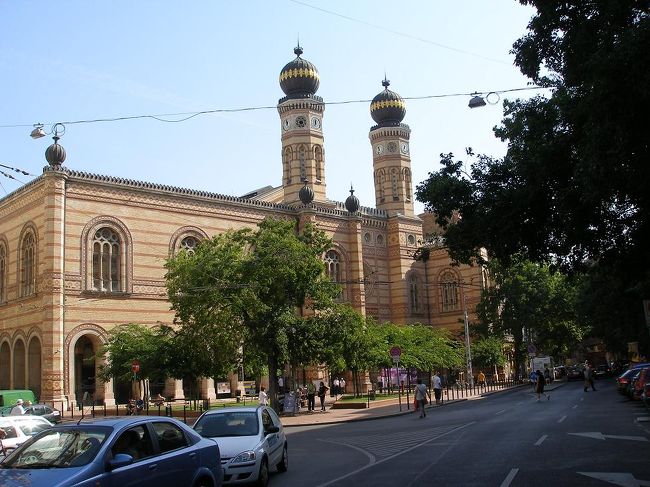 宿に大きな荷物を置いて、まずはブダペスト名物の温泉へ。宿で会った人に温水プールよりはゆっくり温まりたいというと、ルダーシュ温泉が良いということで、そちらに行くことに。これは道すがら見たシナゴーク。かなり大きなものですね。<br />後で調べてみたらヨーロッパ最大級のものだとか。中も見てみれば良かったです。