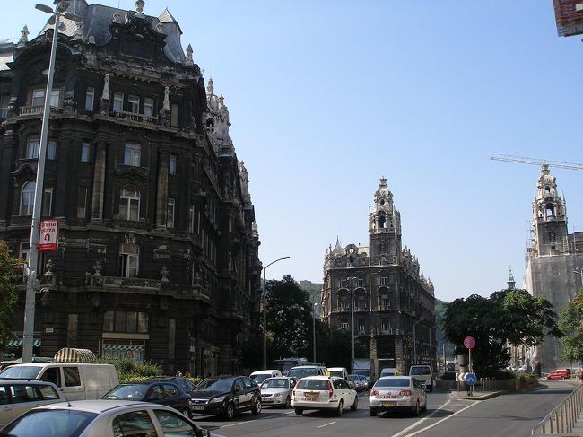 ドナウ川を渡るエルジュベート橋に続くみち。全体的に年代物というか、重厚な雰囲気の建物が多いです。