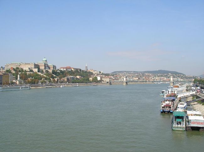 エルジュベート橋からドナウ川の向こうにある王宮の丘が見えました。ヨーロッパ最大の川・ドナウ川も初めてみました。気持ちの良い景色に感動です。<br />そういえば、昨日のチェコまではずっとエルベ川をさかのぼってきていたのが、ここからは、この先オーストリアにも行きますし、しばらくドナウ川流域を旅することになるんですね。