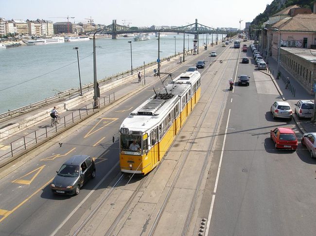 ドナウ川の両岸には路面電車が走っていました。プラハは赤い電車でしたが、ブダペストは黄色がイメージカラーなんですね。<br />写真右手にはゲッレールトの丘のふもとにあるルダシュ温泉が写っています。このあとこの温泉に入りました。ここは、ふんどしみたいな前掛けをつけて入るタイプで、ゆっくり湯船につかれる、日本のスタイルに近いお風呂でした。浴室は薄暗く、天窓からの光が差し込んでちょっと神秘的な雰囲気。ただ温度は低い浴槽が多くて、一番熱い湯船が、ちょうど良いか、心持ちぬるめ、といった温度。でもゆっくり温泉を楽しめました。