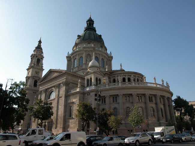 午後は宿でちょっと休んでから、王宮の丘方面へ出かけました。途中、聖イシュトバーン大聖堂に立ち寄りました。ハンガリーの初代国王である聖イシュトバーンを祭った大聖堂は、さすがブダペスト随一の規模というだけあり、堂々たる建物です。