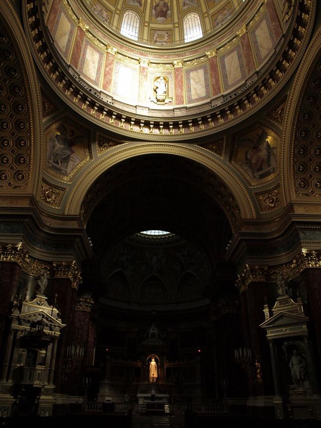 内部も、大ドームの高さと装飾の美しさに驚かされました。ドーム下の奥で光っている人影が、聖イシュトバーンその人の像です！また、彼の右手のミイラ（聖なる右手）を祭った礼拝堂もありました。ハンガリー建国の父の偉大さを感じました。