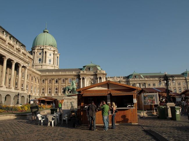 デアーク広場からバスでくさり橋をわたり、王宮の丘へ。王宮はなにやら”ワイン祭り”が開催されている模様。時間が無かったので、ワインの試飲などはパスして王宮内の国立美術館へ。中でもパーティーみたいなものが開かれており、来館者の対応も適当な感じ。とりあえず入館料を払って入りました。ハンガリーの絵画などが見られましたが、途中から閉館時間が迫り、係の人に追い立てられるように退館しました。残念。<br />