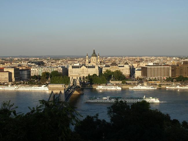 王宮の丘を、マーチャーシュ教会などがある北側へ。途中、ドナウ川とくさり橋を見下ろせるポイントがありました。