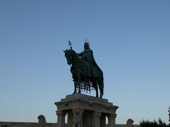 たどりついたマーチャーシュ教会は工事のため足場などが組まれていてちょっと残念な姿。しかも、時間が過ぎていて入場できず！楽しみにしていたんですが…<br />写真は教会近くに立つ聖イシュトバーンの騎馬像。ハンガリーは騎馬民族から生まれたといいますから、この像にも風格を感じます。