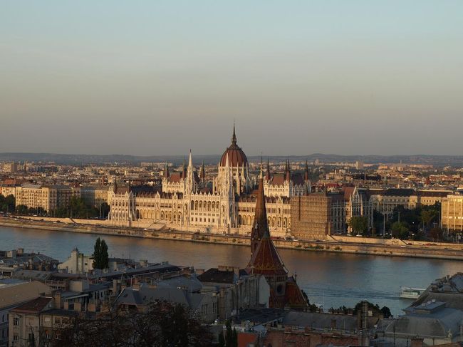 漁夫の砦から見たドナウ川対岸にある国会議事堂。これは美しい建築ですね。特に、西日が当たりほのかに赤く染まった議事堂の姿は、ブダペストで見た風景の中でもかなり強烈に印象に残っています。