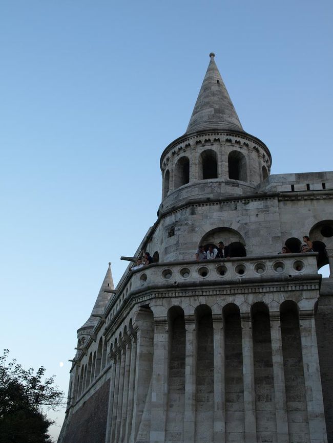 漁夫の砦。とんがり帽子が特徴的な建物でした。それ以上に、眺めが最高でした！