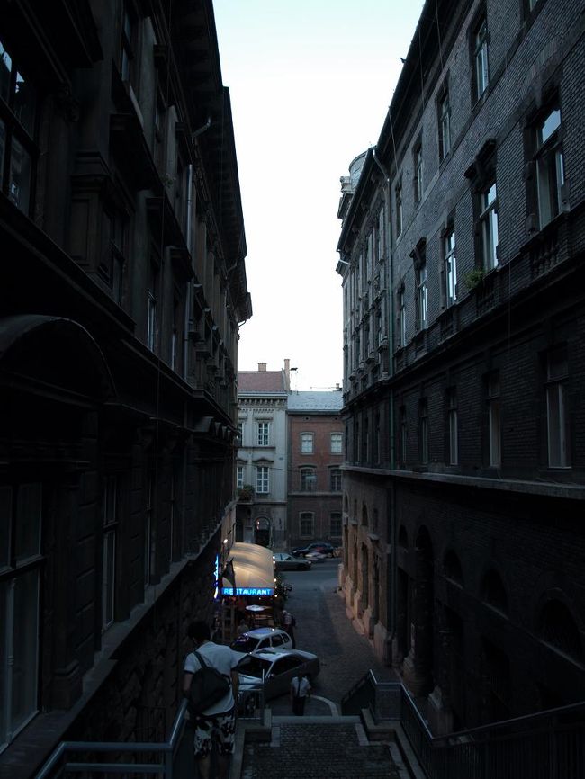 帰りは下りなので、王宮の丘を歩いて降りて行きます。このあたりは Carlton Hotel Budapest のあたり。建物の間を階段で降りて行きます。