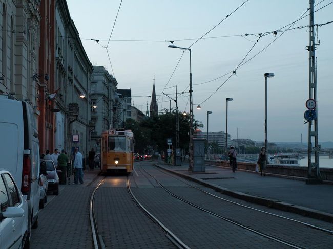 坂を下りてドナウの川辺まで来た時には大分暗くなっていました。しばらく川べりで休んで、くさり橋に明かりが灯るのを待ちました。<br />川沿いを走る黄色いトラムが、いい味出してました。