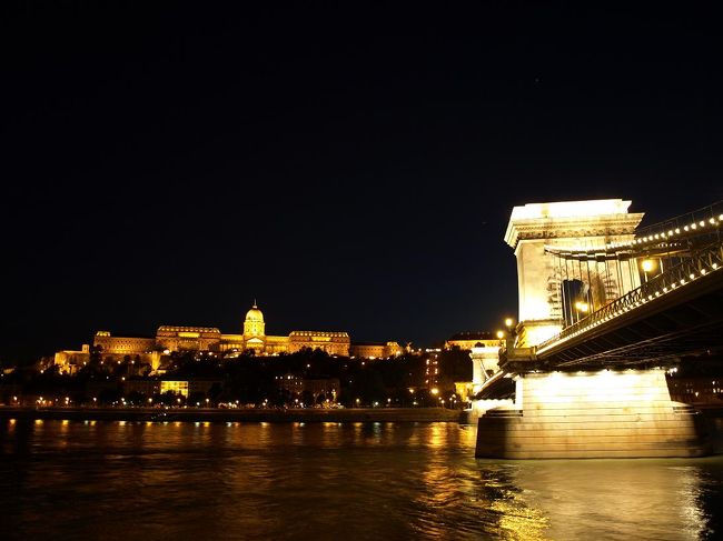 橋と王宮の丘を一緒に。<br />プラハも、橋とお城という取り合わせでとても美しい夜景でしたが、これもそれに勝るとも劣らない、極上の夜景だと思います。