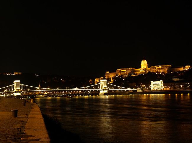 しばらく川沿いを、国会議事堂の方へ向かって歩きます。橋と王宮、遠景も美しい！対岸にある小さな教会も、ライトアップされてきれいでした。<br />議事堂の夜景も見ましたが、個人的には、それよりもさきほど王宮の丘から見た、夕陽に染まった姿がよりきれいだと思いました。