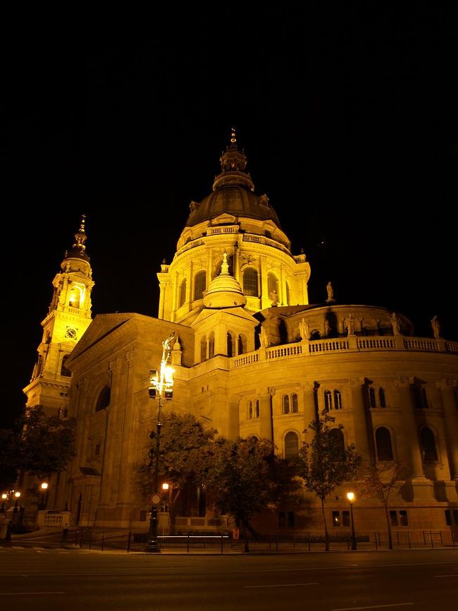 ゆっくり夕食とワインを楽しんで、宿に戻りました。途中、聖イシュトバーン大聖堂を通りかかると、このようにライトアップされていました。これもまた一味違った良い雰囲気でした。