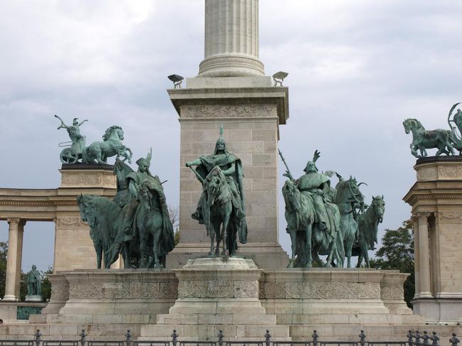 ２日目は、もう午後にはブダペストを出発する日でした。午前中に英雄広場に行ってきました。広場の騎馬像です。<br />ここでは西洋美術館にも立ち寄りました。ラファエロなど多くの有名画家の絵を見られましたし、エル・グレコのコレクションも印象に残ってます。