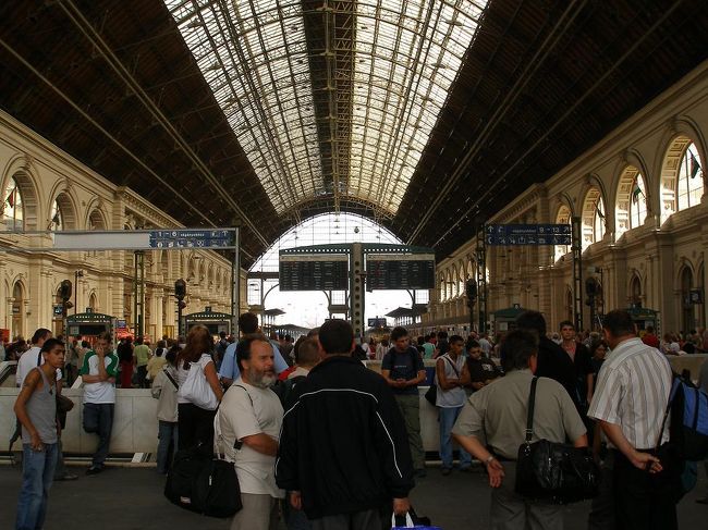 午後、次の目的地・ウィーンへの列車に乗るため、ブダペスト東駅へ。国際列車が発着する駅は大勢の人で賑わっています。写真中央にある列車案内は列車が発車するたびに最新の情報に切り替わります。これから乗るウィーン行きの列車は、セルビアのベオグラードから来るんですね。そのほかにもここからはルーマニアのブカレストに行けたりと、とても国際的。