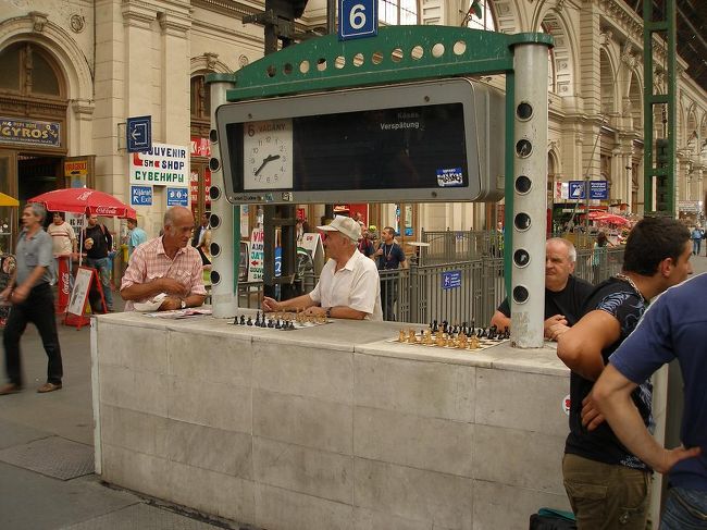 駅構内の一角で、チェスをやってるおじさんたちがいました。だれでも相手してくれるみたいですね、駒の動かし方もよく覚えてなかったのでやりませんでしたが…<br /><br />たった一泊でしたが、ブダペストも良いところでした！