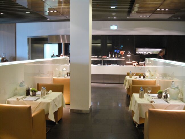 レストランエリア♪<br /><br />ＪＡＬの学食風もお気軽で良いけど、<br />こっちも凄く良い。