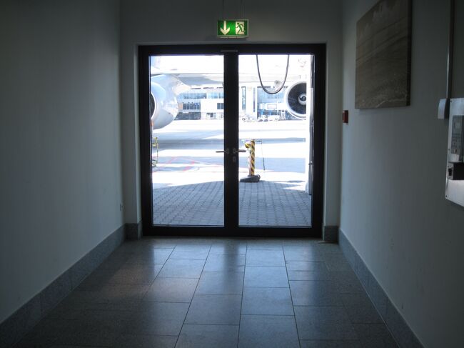 一応、セキュリティチェックがあります。<br /><br />そういえば、１００?以下の液体。<br />今回最後までバッグに入れっぱなしで、チェック時出したこと無い。<br />成田から出発して１４回くらいセキュリティチェックがあったが、一度も引っかからなかった。<br />っていうか、どこの空港が液体だけを透明のビニール袋に入れてをいちいち出さなきゃいけないのかわかりません。<br />アメリカ・日本。あとアジアの一部。<br />欧州も一部の空港。<br /><br />