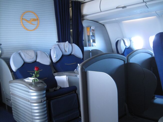 ファーストクラスは４名利用。<br /><br />２Ｄ，Ｇの中央席と1Ａ，1Ｋ