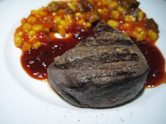 しつこくステ〜キにしました。<br /><br />当たり前ですが、<br />機内よりラウンジのレストランのステ〜キの方が美味しいです！