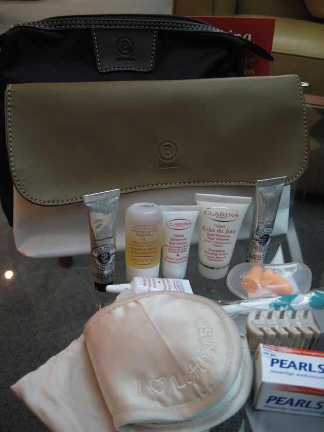 今回は女性用をいただきました。<br />アメニティはクラランス。<br />良いのかどうかはわからない。<br />ポーチが白いのと、アイマスクが可愛い♪