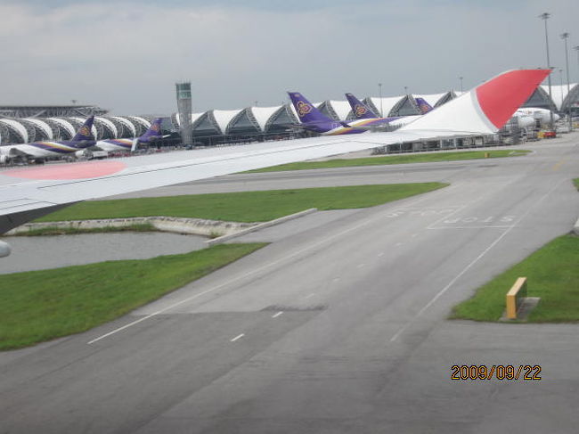 バンコク、スワーナブーム空港はハブ空港で、成田よりも大きく、設備も整っている。