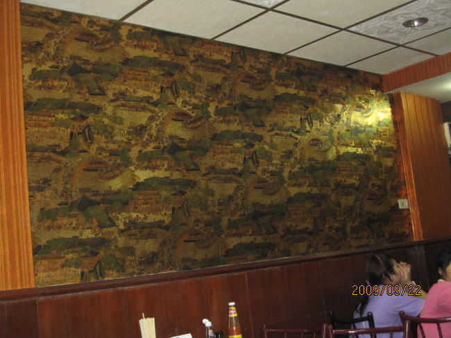 夕方知人と行ったバンコク市内の中華街「ヤワラート」での中華店の内装。先日公開された国宝、狩野永徳の「洛中洛外図屏風」を思わせる細密図である。