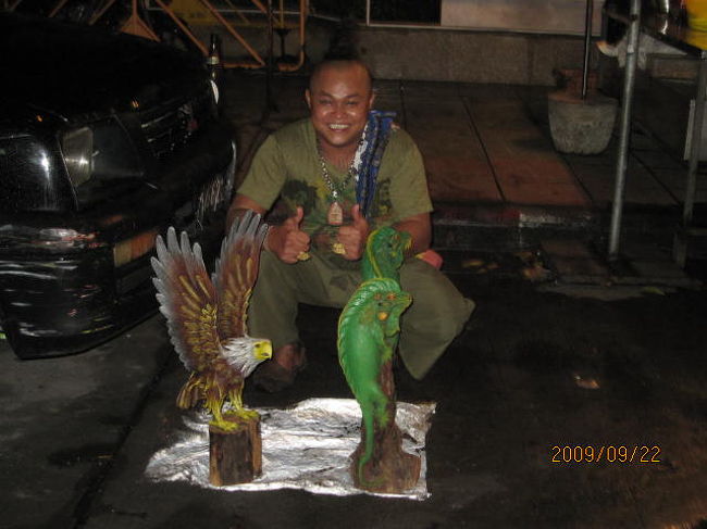 その通りの入り口近くで木の彫り物を売っていたパタヤ出身の芸術家。