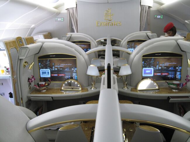 Emirates A380 Private Suites <br /><br />ファーストのキャビンは<br />何度も搭乗しているB777-200LR,-300ERと同じ仕様なので見慣れた感じ。<br /><br />