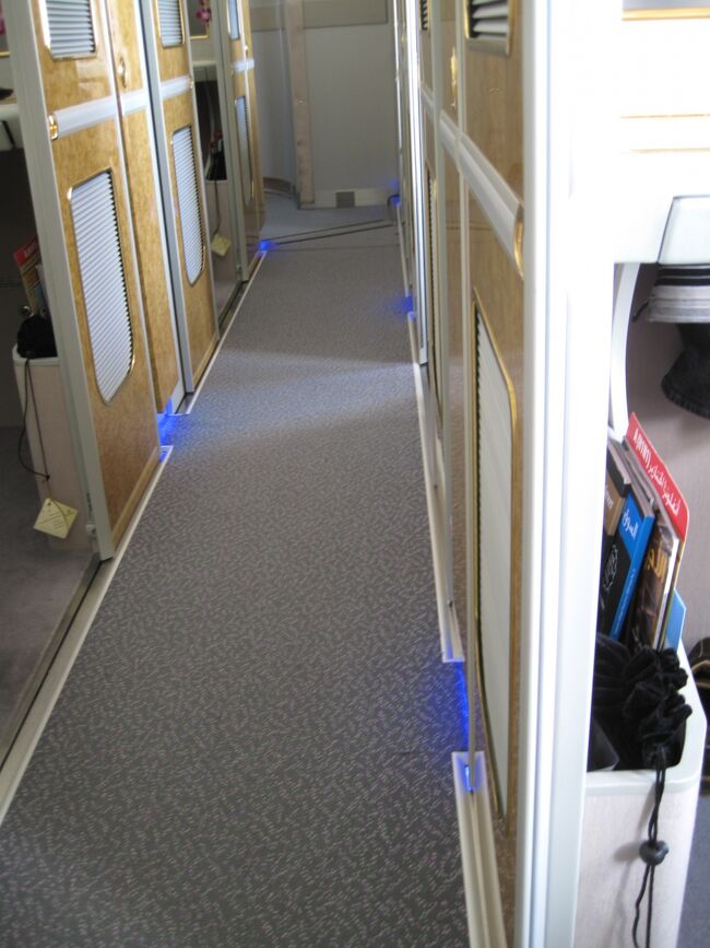 ただ、ちょっとだけ改良されておりました。<br /><br /><br />パーソナルワードローブのハンガーも幅の厚いしっかりしたものに替わってました。<br />