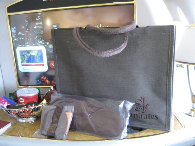 アメニティ・・・<br /><br />ポーチがバッグになってる＠＠！<br />中にはいつものタオルだけ。<br />あと、スリッパ、アイマスクにキャビンウェアが配布されました。<br />その他はすべてシャワースパ内にあるため、<br />個別の配布はありませんでした。<br /><br />こっちのバッグの方が使い勝手がありそうなので良かったかも♪<br />