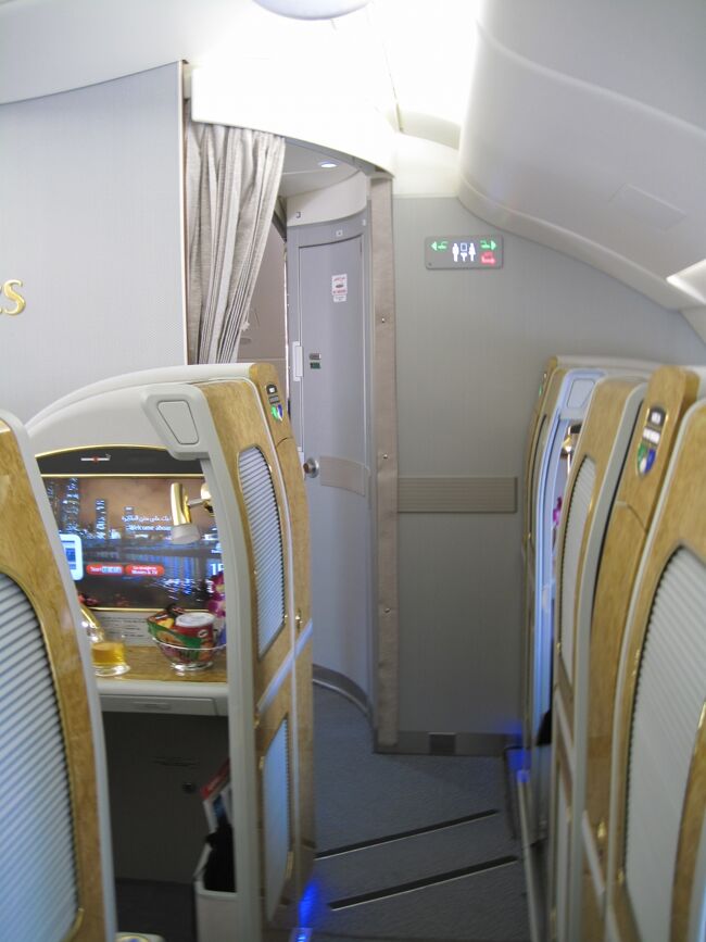 機内探検♪<br /><br />まずは前方ファーストクラスのソーシャルエリアから<br /><br />