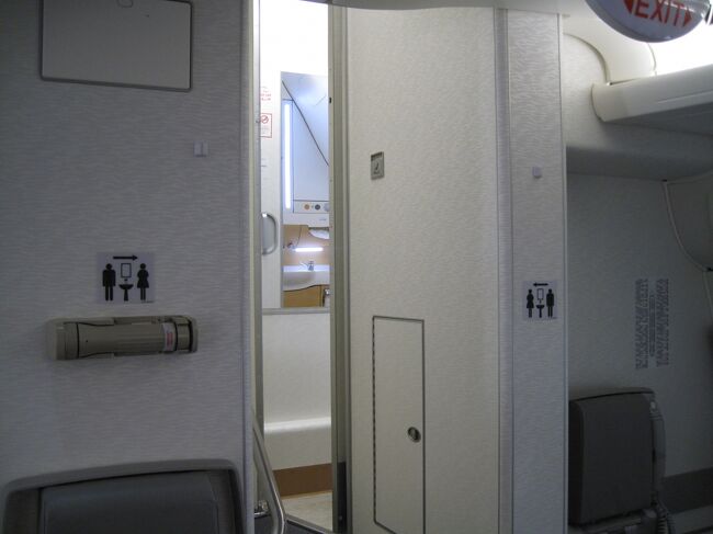 メインデッキ前方（右側）のトイレ<br />ＳＱははここが広い荷物室になっていた。<br /><br />