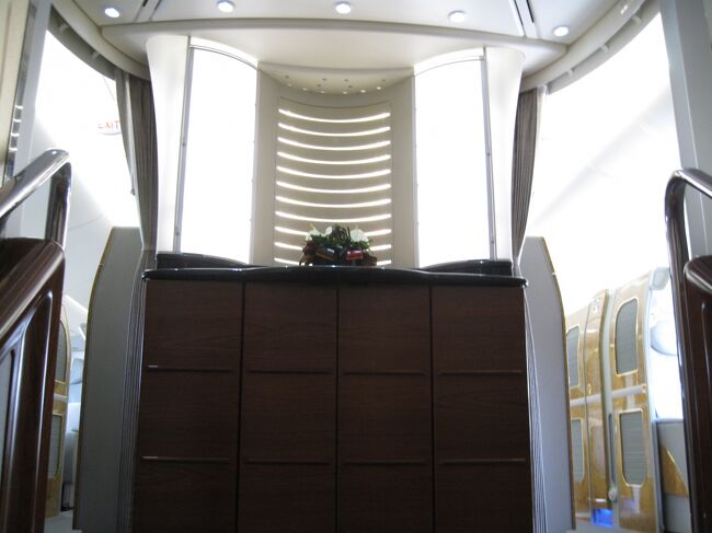 First Class Social Area（アッパーデッキ前方）<br /><br />ユニークな水の装飾やムードのあるライトがあり落ち着いた雰囲気が創出されています。<br />エミレーツ航空<br /><br />この状態（棚の扉を閉じた）で上から水を流す。 