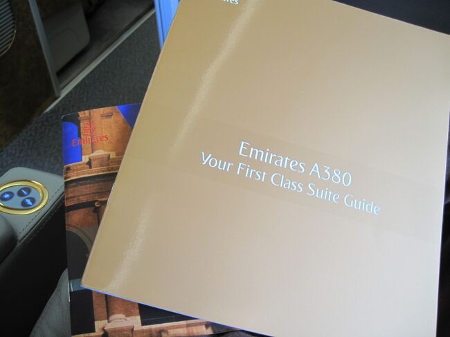 EK A380 First Class Suite Guide<br /><br />これも個別に配布されました。<br /><br />今回は機内で話せることばの中には日本語のアナウンスはありませんでした。<br />しかし、チーフは韓国人でけっこう日本語が話せましたし、ファーストクラスの担当のひとりも韓国人。<br />彼女はふつうに日本語が話せました。<br />熊本へ交換留学で来ていたらしい。<br /><br />