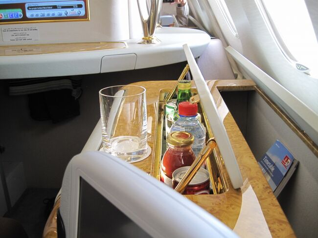 シート回わりをチェック<br />と言っても以前とさほど変わらないのでちょっとだけ。<br /><br />このA380は、ミニバーの横にスペースがあり、小物入れになっていた。<br /><br />最新の777-300ERは、<br />ここの幅がもう少し（3ｃｍ位か）狭く、小物入れはない。