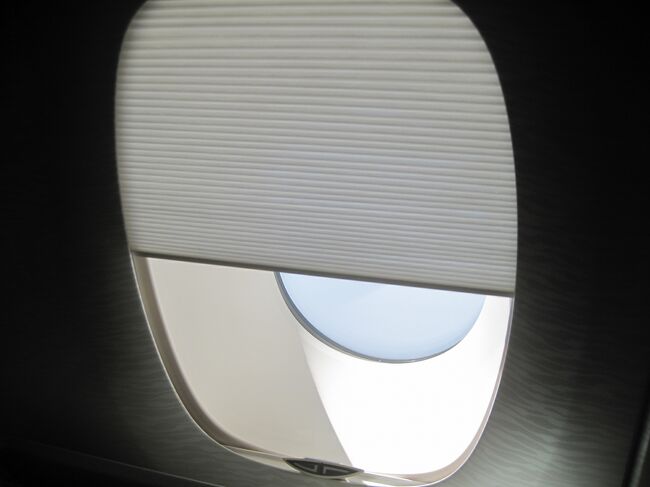 このシェード（日除け）<br /><br />明るいシェードと暗い遮光の二つ付いている。<br />明るい方は、和の雰囲気？のような感じ。<br /><br /><br />