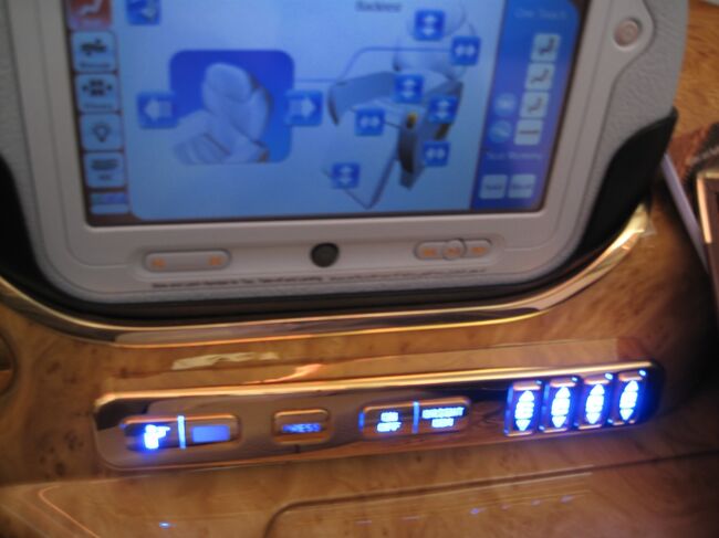 更に、<br />手元にあるモードコントローラーの下、<br /><br />右に4つのボタンがありますが、これが窓の位置<br /><br />これでシェードを上げたり下げたり止めたりできます。<br /><br />このボタンって<br />777-300ER(200LR)にもあったんです。<br />もちろん付いてるだけでシェードは手動でしたけど。