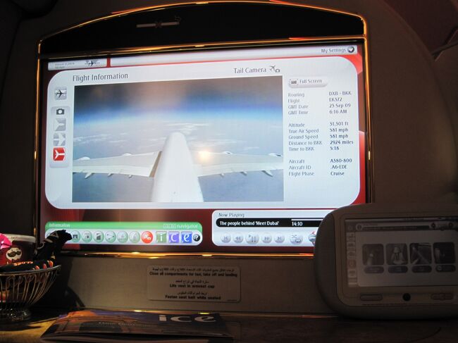 にゃぁ(=^･^=)<br /><br />この位置の映像は良いぞう♪<br />これもＡ380のオプション？<br />ＱＦにもあるようだけど、ＳＱには無かったような^^;<br /><br />ＳＱ。<br />窓のシェードといい、以外とコスト削ってる！？<br /><br /><br />