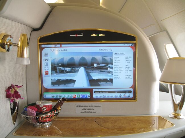 エアーショー<br /><br />今までは前方と下のみだったが、<br />380では尾翼にカメラが付けられたなので、<br />こんな角度からの映像で楽しめます♪<br />Tail Camera<br /><br />