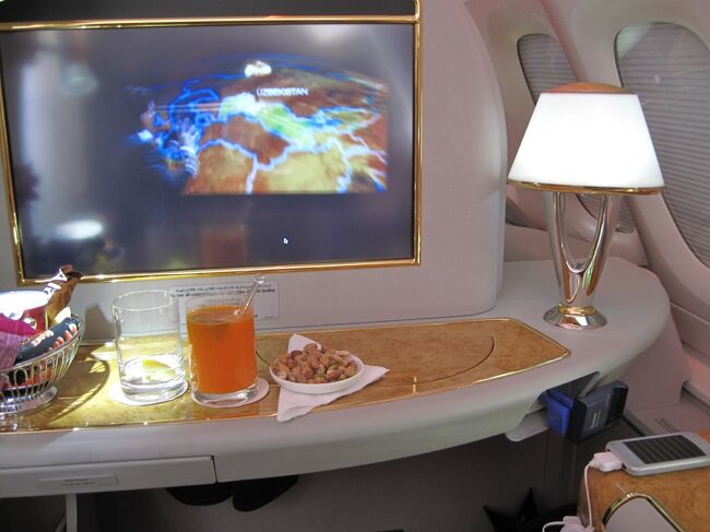 コンセントも同じ、前方にあります。