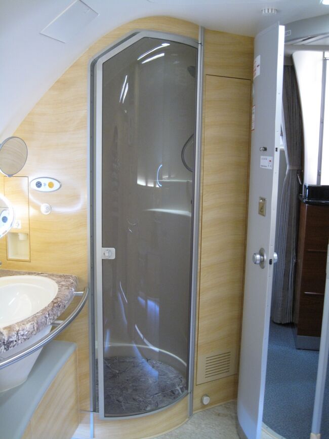 Relax and refresh in our onboard  <br />Emirates A380 Shower Spa <br />シャワースパ<br />こちらは前方右側<br /><br />シャワーを利用する場合は事前に予約して下さい。<br />と言われた。<br />水平飛行になればいつでも使用可能。<br /><br />今回は初めてでもあり、もの珍しさもあって利用してみましたが、午前のフライトだったため利用する方は他にいなかったようです。