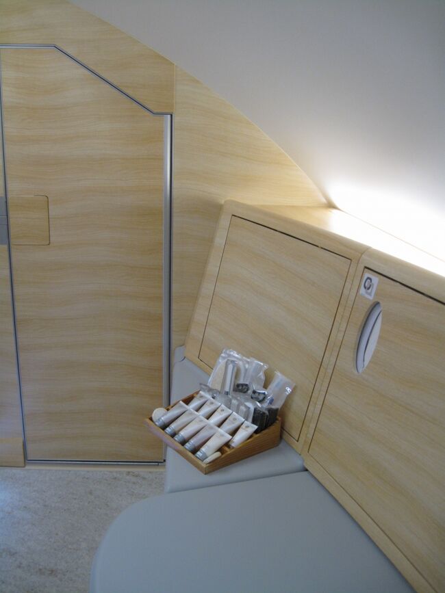 ベンチとして使用する場合 <br /><br />思ったより広い。<br />かなり奥行きがある。