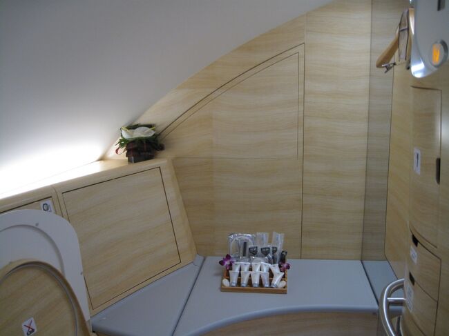 左側はこんな感じで突き当りまでソファになっている。