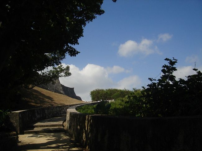 ゆいレール１日乗り放題券を購入（６００円）<br />３回のれば元が取れちゃいます。<br />それに、チケットを提示すれば玉陵や首里城の入場割引があります。