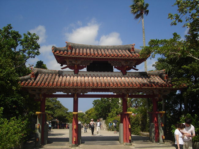 守礼門。<br />２０００円札の絵柄に使われてるって知ってました？<br />最近、２０００円札見てないから･･･。<br />今度、確認してみよう。